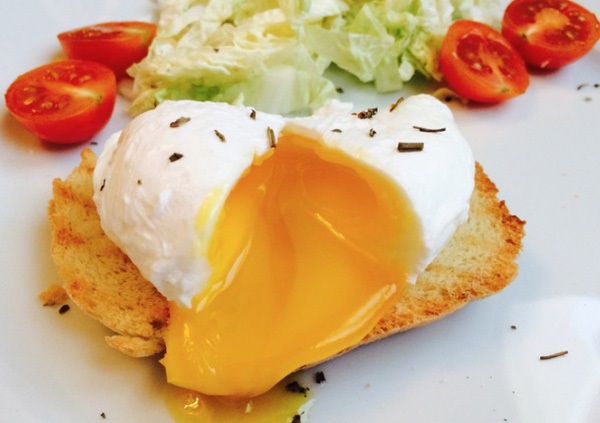 Trứng ốp cũng được dùng nhiều trong các thực đơn giảm cân không tinh bột