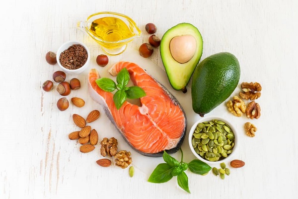 Giảm mỡ bụng không dùng thuốc sử dụng các chất béo lành mạnh được tìm thấy trong cá hồi, quả bơ, dầu oliu và cả ngũ cốc nguyên hạt