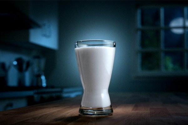 Uống sữa trước khi ngủ có béo không? Những tác dụng không ngờ khi uống sữa buổi tối